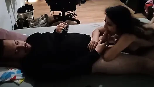 Heyecanlı genç kadın eski erkek arkadaşının intikamı için komşusunun yarağına biniyor