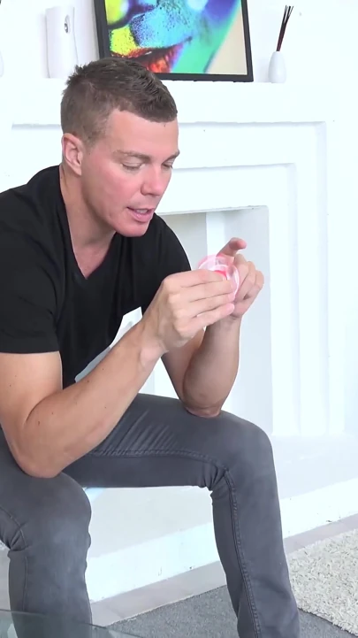 Adam oyuncu seçmelerine girmeden önce fidget spinner ile oynuyor