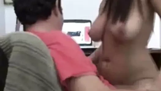 Kız arkadaş erkek arkadaşını seks için bölüyor