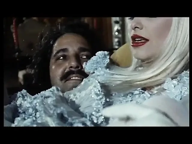 Birkaç ateşli orta yaşlı seksi kadınla vahşi klasik grup seks