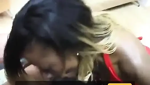 İki çikolata genç kız yaşlı bir adamı işte mutlu etmek için bir yarağı iki kez birden alıyor
