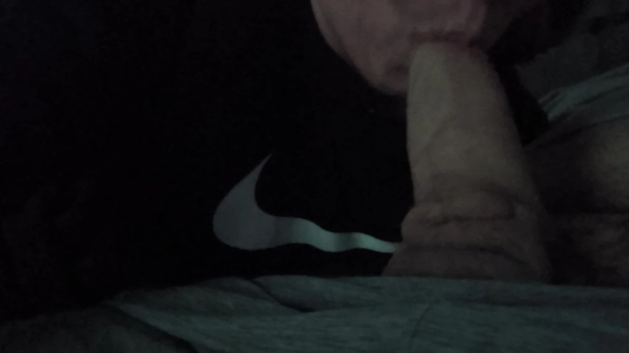 Benim zonklayan gırtlağına büyük bir döl pompalıyor