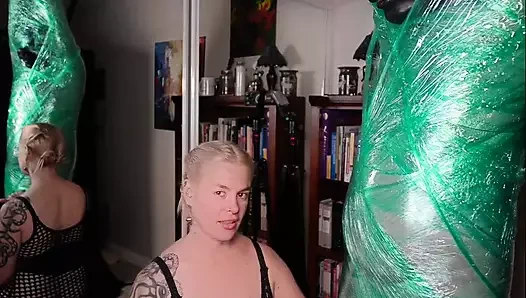 Mumyalanmış kadın kılıklı uzaylı örümcek yumurtalarımı doğuruyor