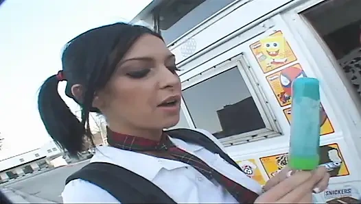 Azgın genç kız aşk kutusunu güçlü bir şekilde sikiyor ve yüzüne boşalıyor