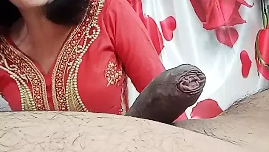 Ateşli sürtük evli kadın büyük zenci yarağını izlerken yakalandı