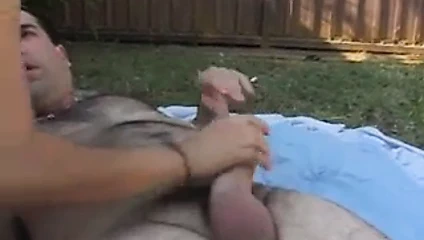 Güneş için dışarı çıkar ve topuzun içine alır