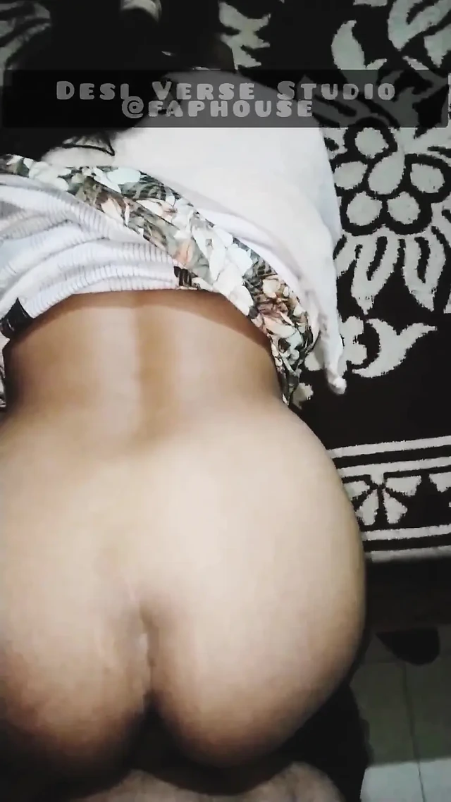 Hintli kadın domaltarak sikişiyor