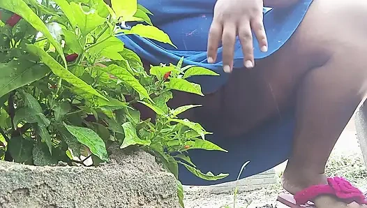 Ateşli ev hanımı yağmurlu günde açık havada amını gösteriyor