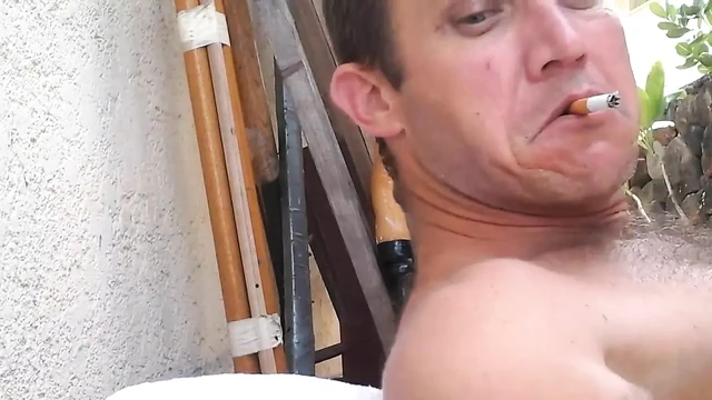 Самостоятельное отсос, взлетающее и полностью обнаженная на улице