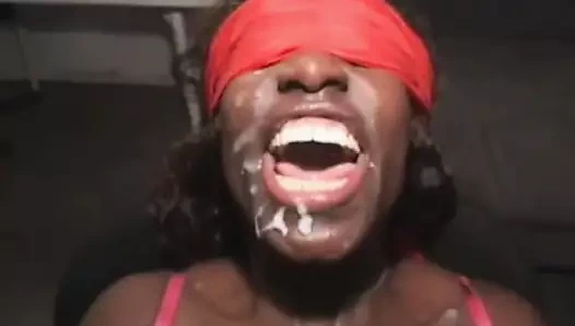 Busty siyah amatör genç ev bukkake