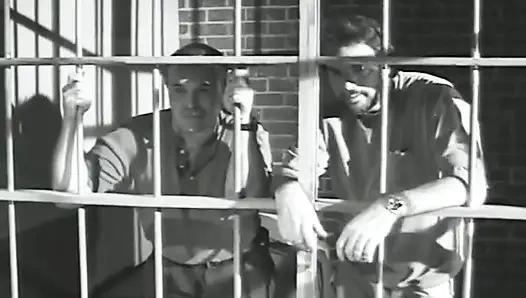 Sarışın sürtük esmer tarafından üçlü amcık ziyafetinde yutuyor