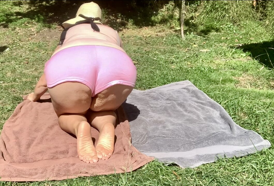 Pembe yapraklar yayıldı ve dolduruldu. littlekiwi, her seferinde harika, olgun ev yapımı içerik getiriyor.