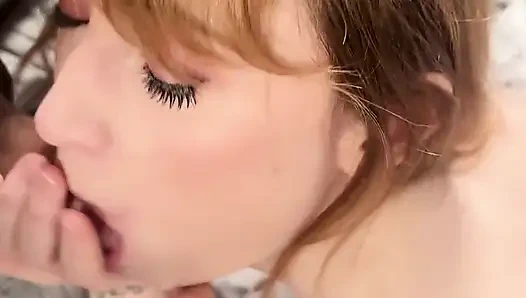 Bakış açısı iyi bir gırtlağına kadar uyanıyor yüz sikişi ve ağız dolusu döl