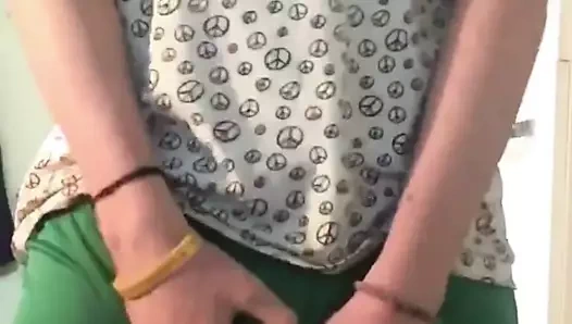 Cazzone enorme in pantaloncini verdi 1