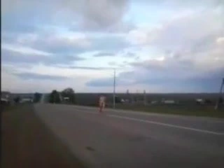 yolda çıplak kadın