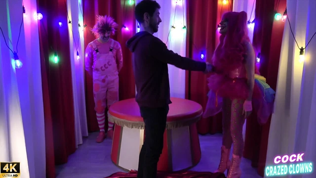 Marcus Quillan pembe palyaçolarla tanışıyor (anal özel)