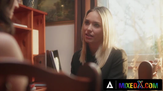 Mixedx - esmer evli kadın Amirah hukuk ofisinde ateşli avukat Dakota'nın dilini alıyor