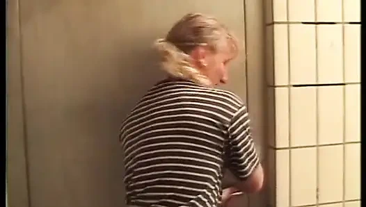 Genç bir sarışına bir adam yaklaşmış, bir fahişe gibi tuvalette sert sikiliyor