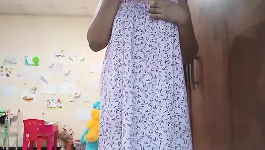 Hintli kız yapay penisle mastürbasyon yapıyor Asyalı tek başına sikişiyor