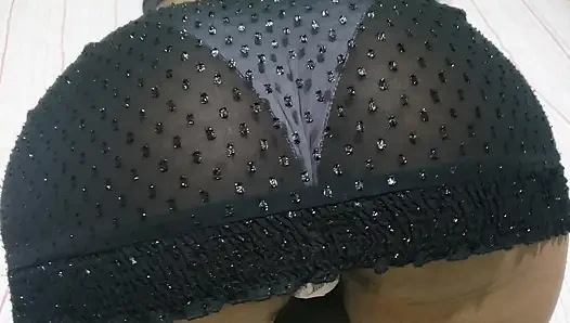 Ateşli esmer minyon kız sıkı amcığını göstermek için külotlu ateşli bir elbise içinde