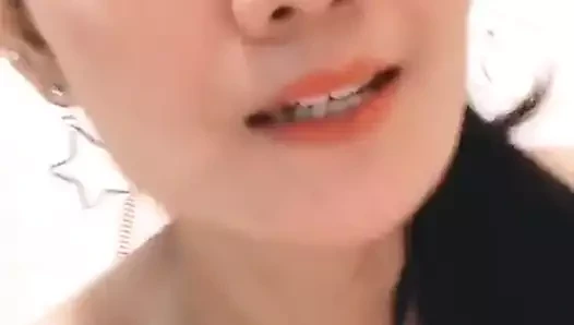 Elle Demande Des Bites Blanches !