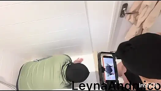 Yüzümü itaatkârımla oturtup ağzına işeme yapıyor