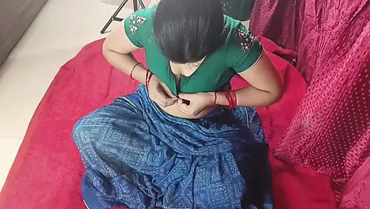 Baldız kayınbiraderinin yarağını emiyor ve göğüslerini okşarken sikişiyor