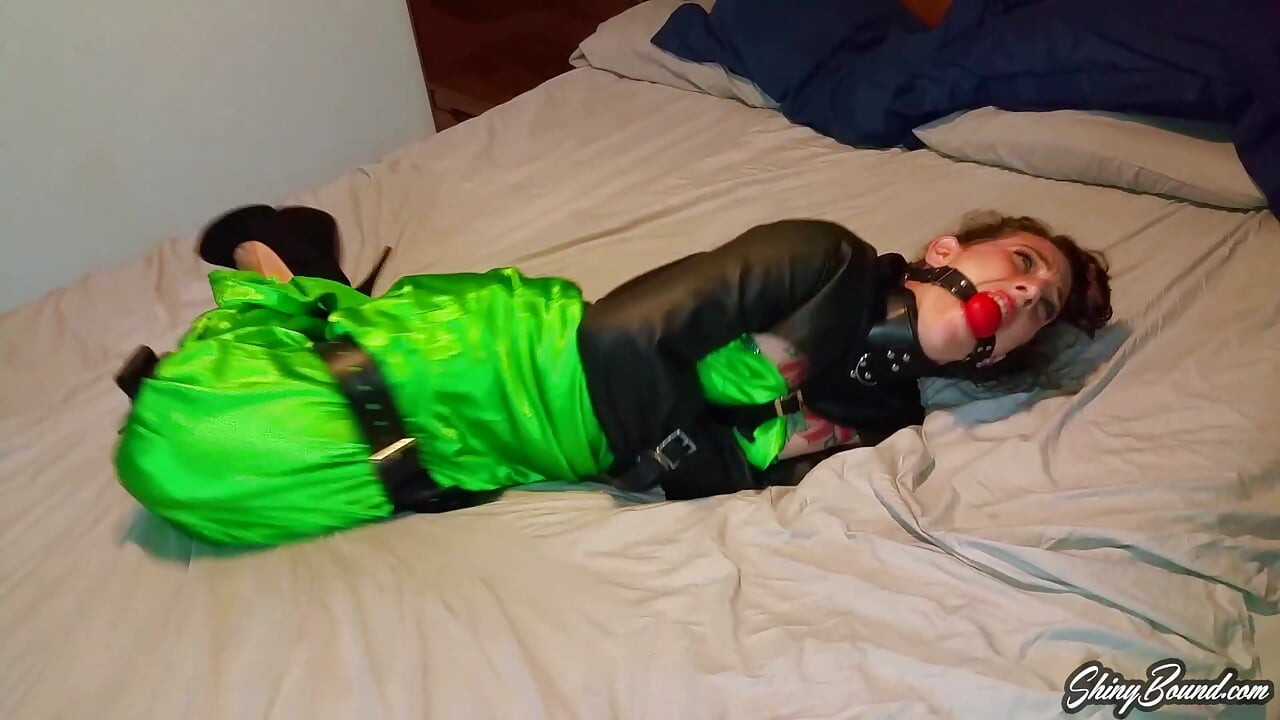 Saten straightjacket mücadele ediyor