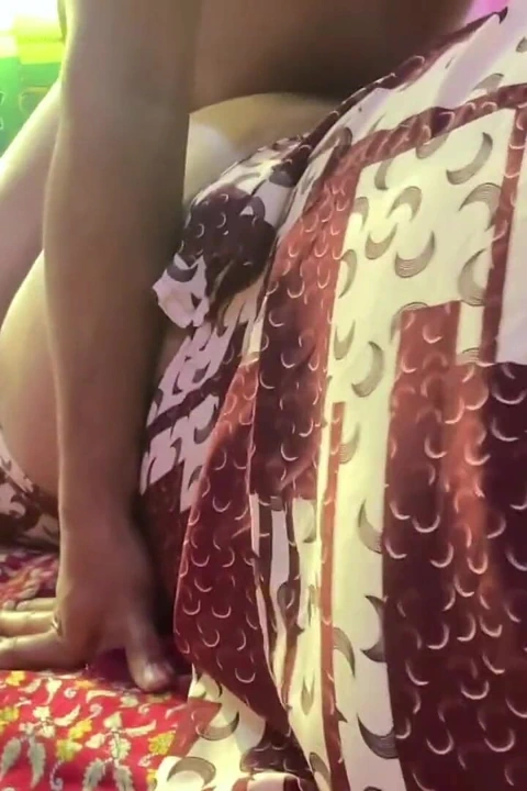 Güzel bir yengeyi odasında azgınken sikiyor ve kocası ofise gidiyor