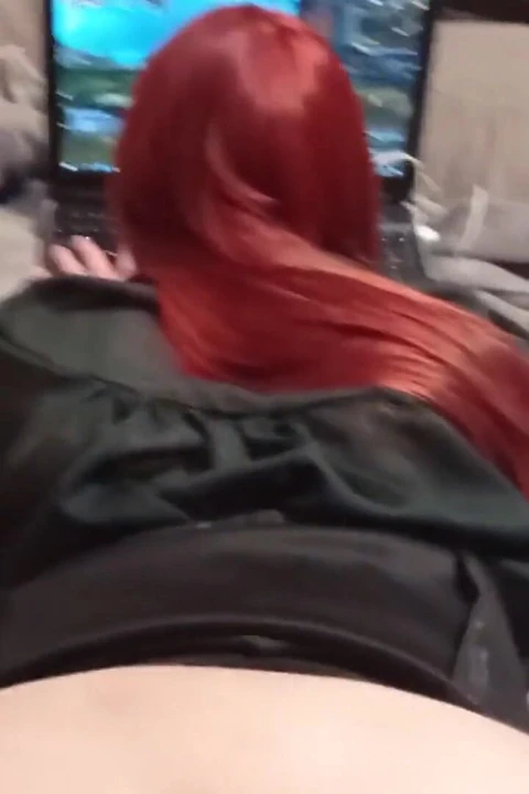 Sevimli bir kızı oynarken siktim