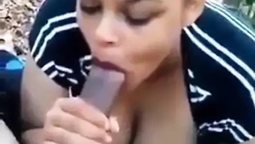 Bir koşuya gitmek için evde sol erkek arkadaş