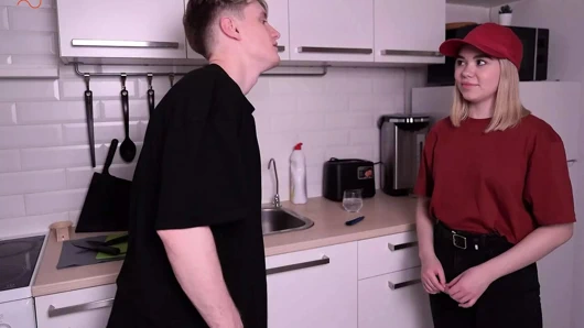 Teslimatçı kıza ağır bir paket aldığı için teşekkür etti - oyuncak bebekle üçlü - tantaly bebek