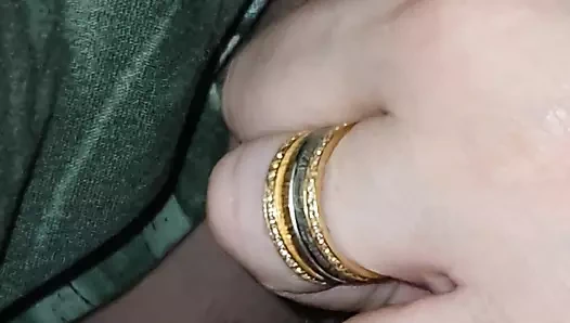 Üvey anne battaniyenin altında elle muamele çekiyor