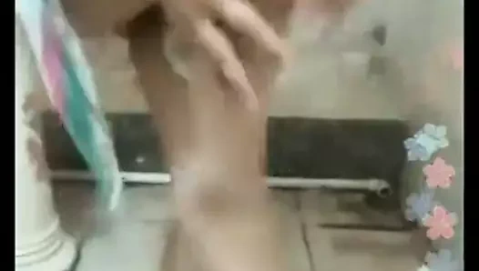 Sıcak yenge banyo çıplak gösterme bug göt