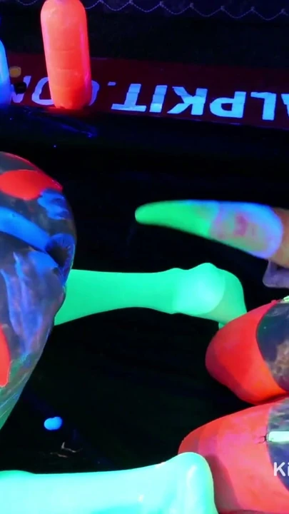 Islak ve Dağınık Parlayan UV Slime Renkli Uzaylı Balçığı Oyunu | Bölüm 3