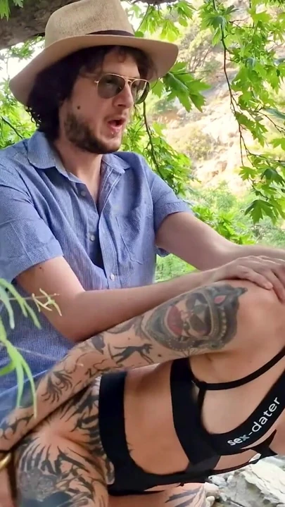 Lezbiyen olduklarını iddia ettiler ama fışkırtarak orgazm olmak için bir yarağa ihtiyaçları vardı! Epik bir yüze boşalma kazandılar! SEX-DATER | Klip 2