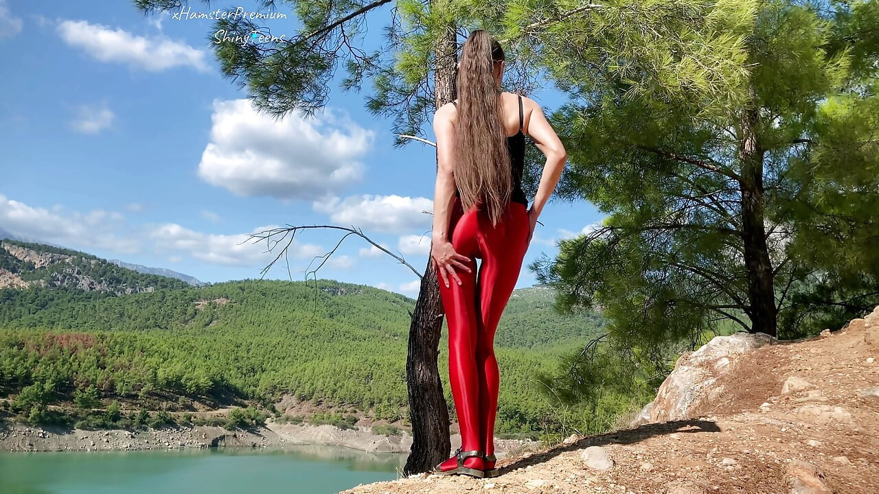 Parlak lycra kırmızı külotlu çorap ve dağda siyah mikro elbise