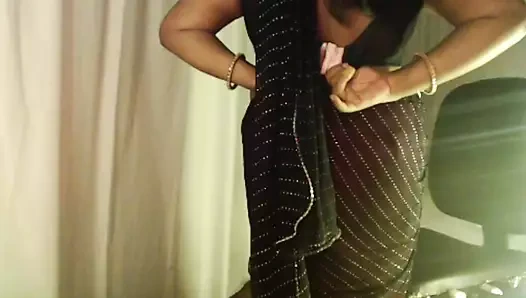 Hintli ateşli kız seksi çıplak şov sırasında göğüsleriyle oynuyor.