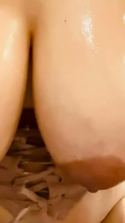 Kıskanç büyük memeler milf üvey titfuck verdikten sonra ona evli büyük horoz üvey oğlu boşalmak yapar | Klip 1