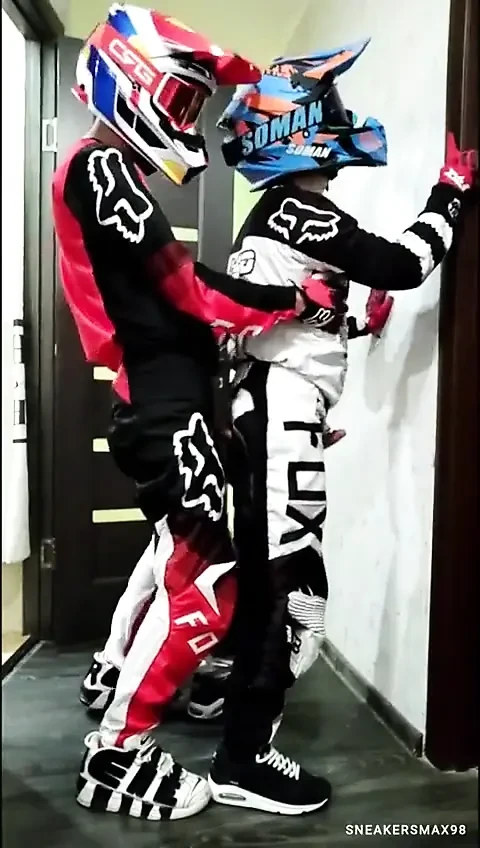 Motosikletli kadın motokros kıyafetli bir adamla sikişiyor ve mxhelmet