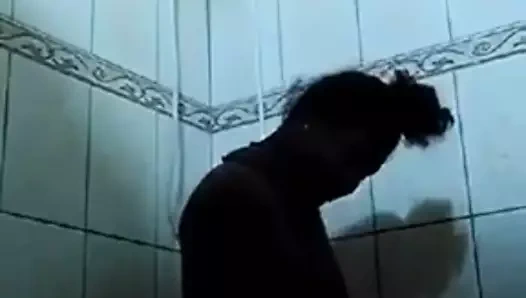 Png kız duş alıyor