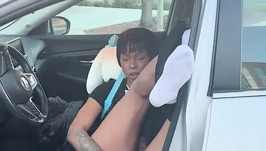 Chupando consolador y follando chorro anal