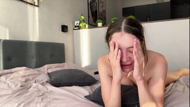 Ее лицо умоляет меня трахнуть ее задницу быстрее и жестче, пока я не кончу внутрь 2 раза