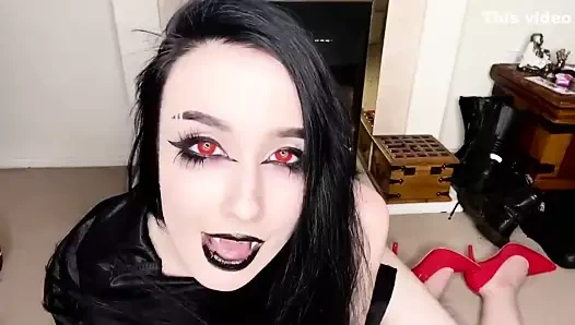 Uzun tırnaklar vampir kız