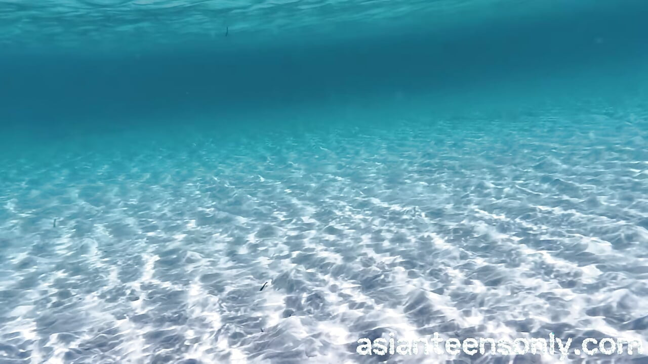 Asyalı tatlı kızın rüyasında yüzme ve seks