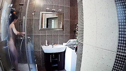 Duş: ateşli minyon kız Stella buharlı duş zamanının tadını çıkarıyor