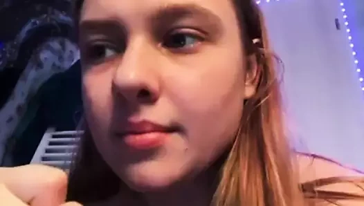 Porno yıldızı büyük dildo ile sıkı amcığı sikiyor