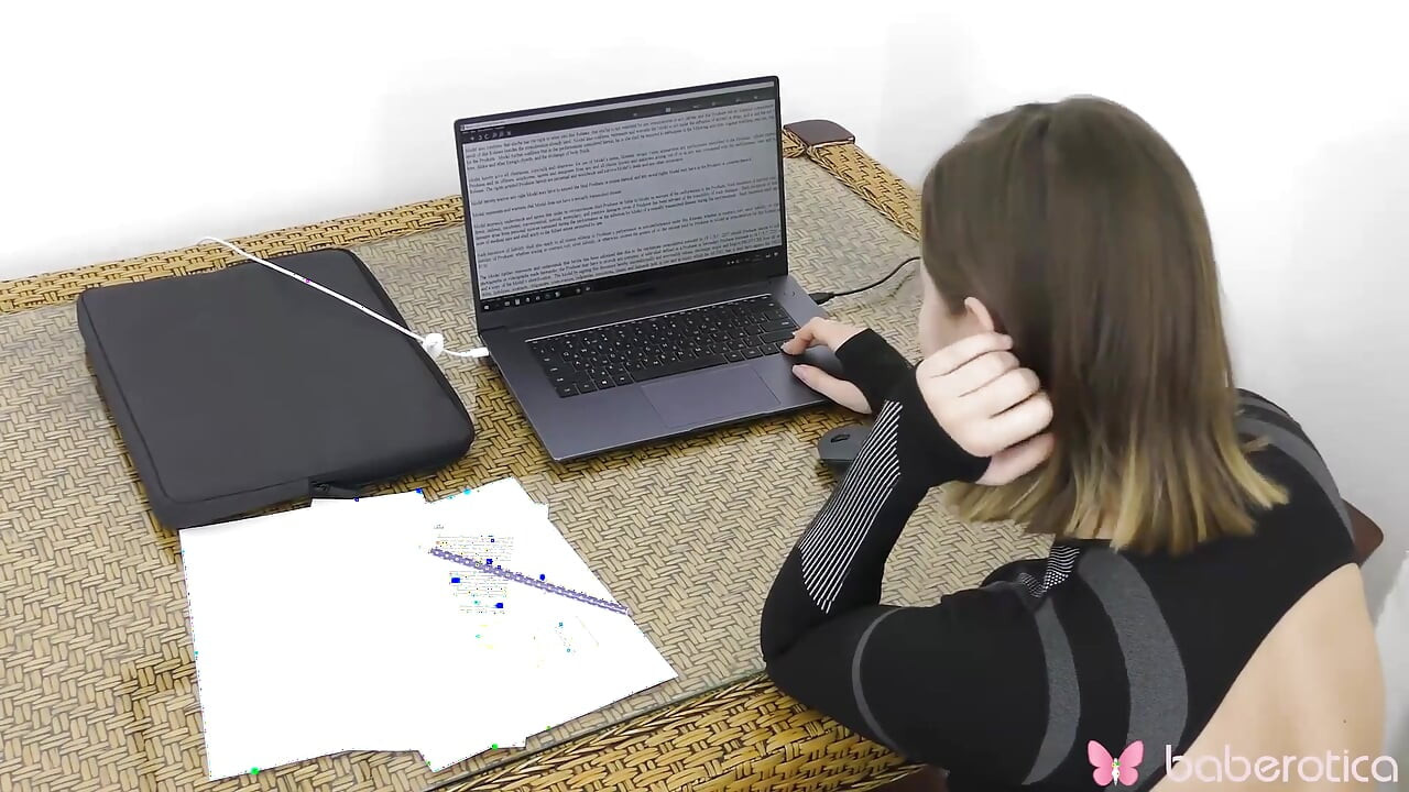 Amalia Davis bugün evde striptiz yaparken çarpıcı görünüyor