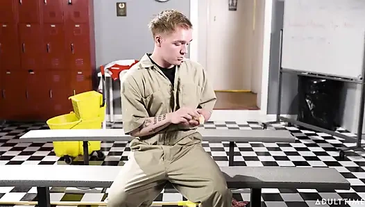 Adult Time - sapık kapıcı soyunma odasında saklanıyor ama April Olsen onu yakalıyor ve sert sikişiyorlar