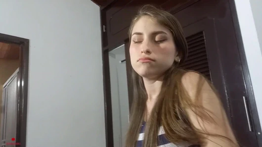 Masum yüzlü üvey kız kardeşim bana harika bir oral seks yapmasına izin vermemi istiyor